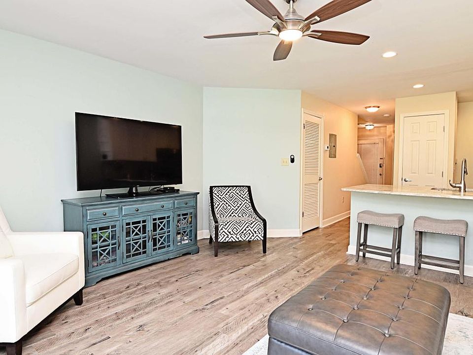 1st image of 114 Westlake Ct #114