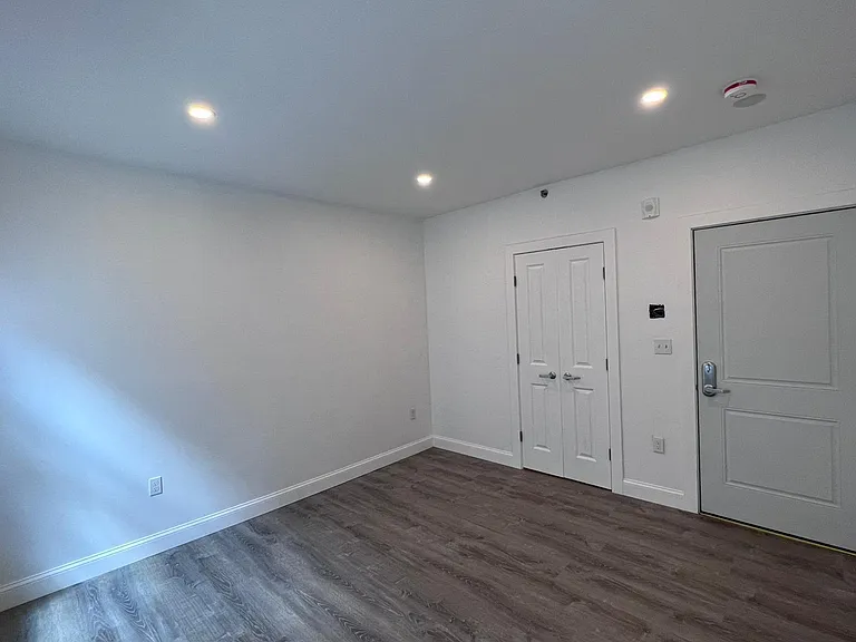 CORPORATE EXECUTIVE HOUSING — Photo 10