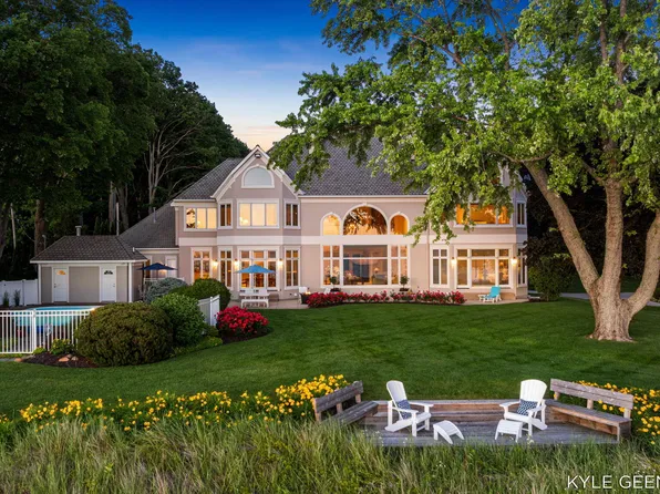 4951 Rosabelle Beach Ave, Holland, MI 49424