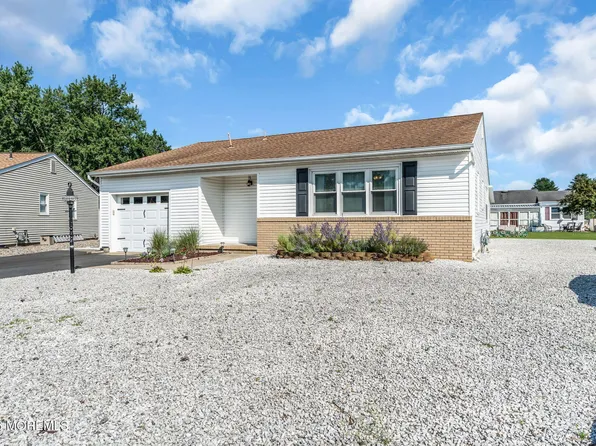 17 Wiltshire Court, Toms River, NJ 08757