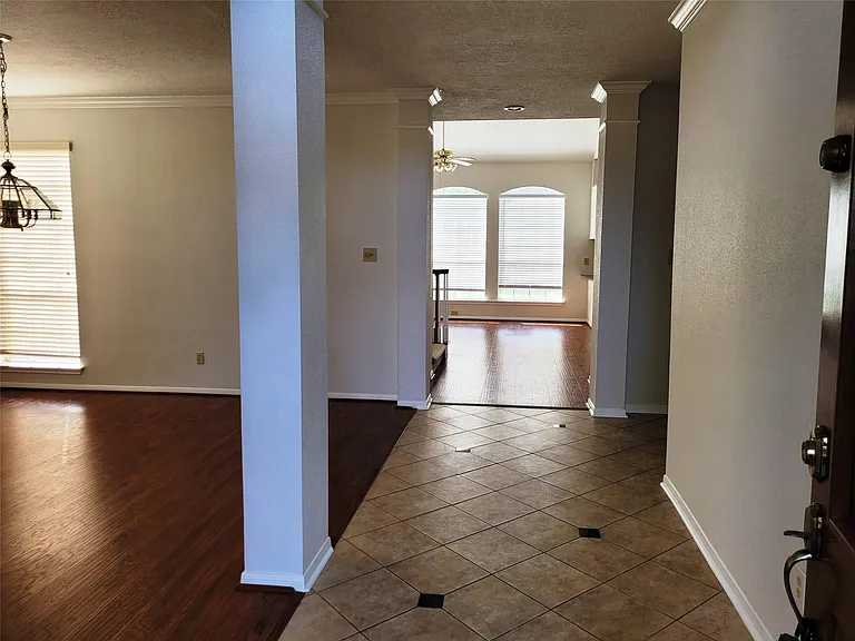 17403 Canyon Knoll Dr — Photo 3