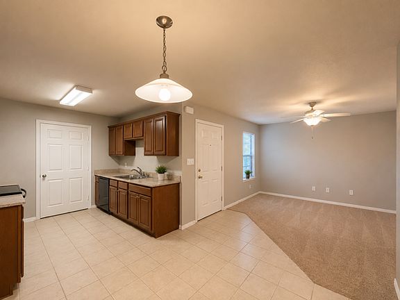 4th image of 560 W Elm St APT C