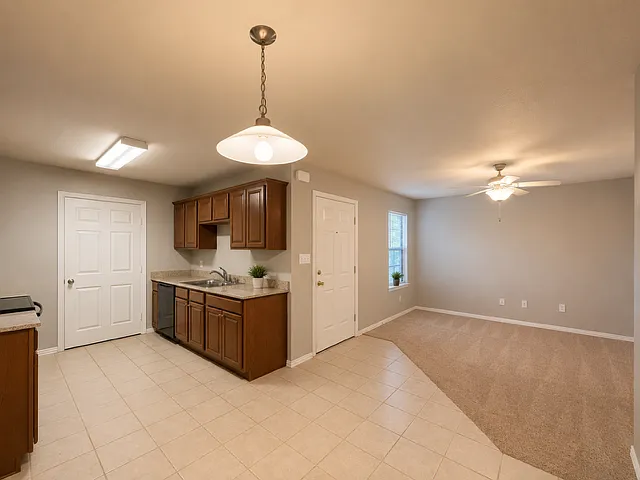 560 W Elm St #C — Photo 4