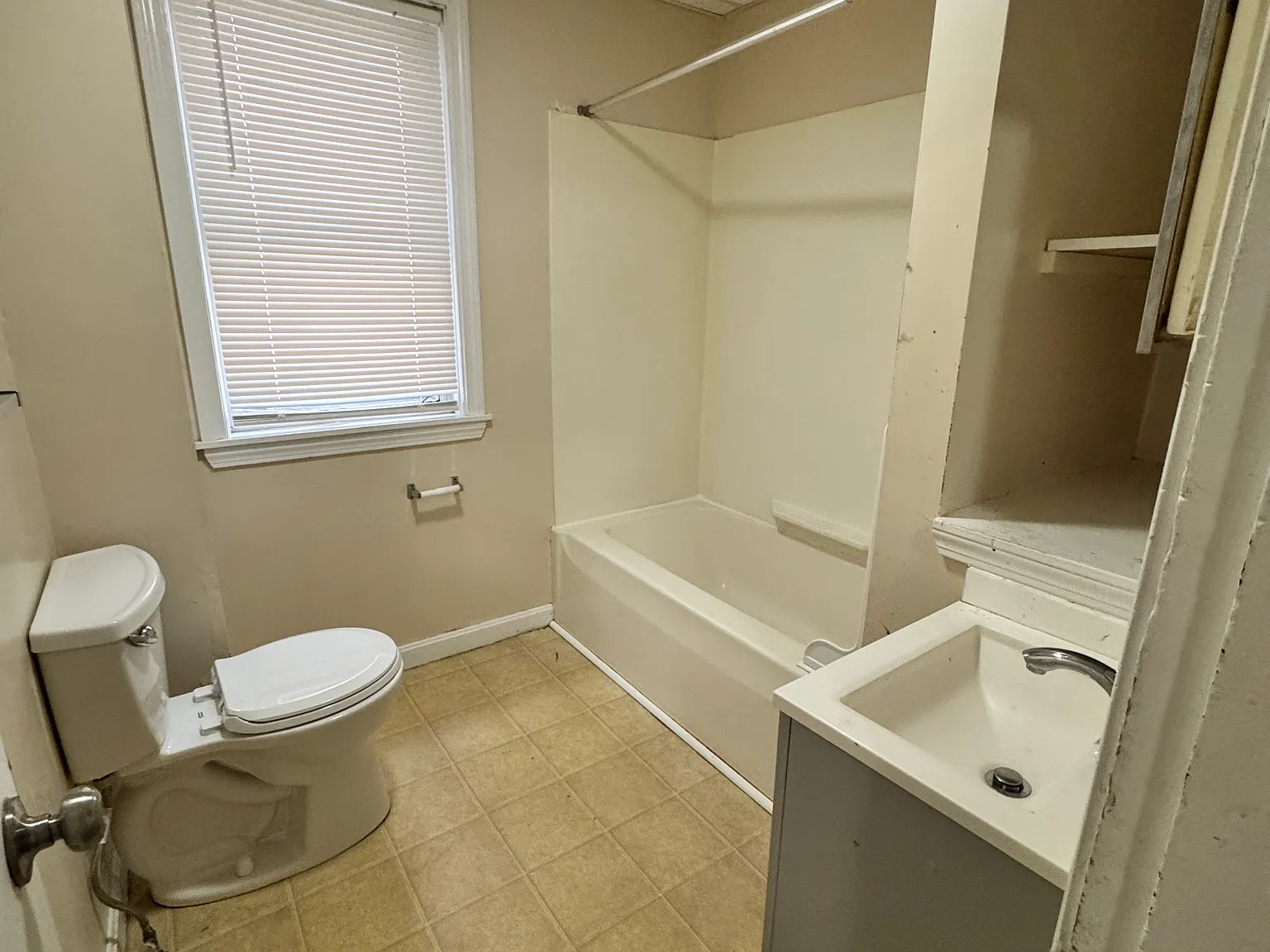 3 bed, 800 sqft, $2,300 — Photo 3