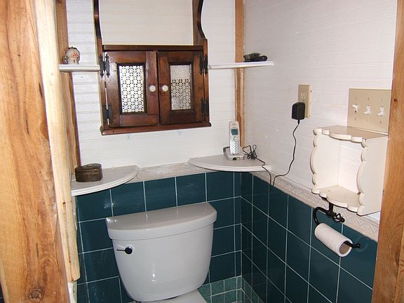 middle bathroom 