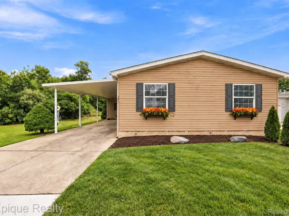297 Dennis K Ct, White Lake, MI 48386