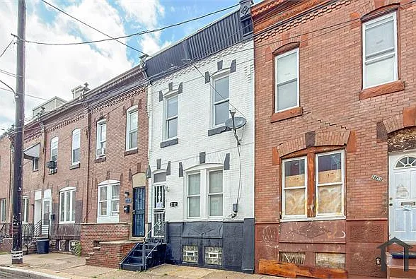 3 bed, 922 sqft, $900 — Photo 2