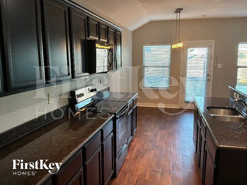 4 bed, 2.0 bath, 1657 sqft, $1,995 — Photo 3