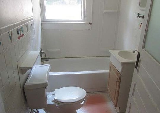 2nd image of 306 Norwood St SW