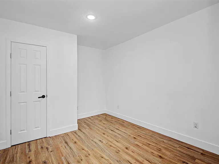 1203 W 6th St — Photo 24