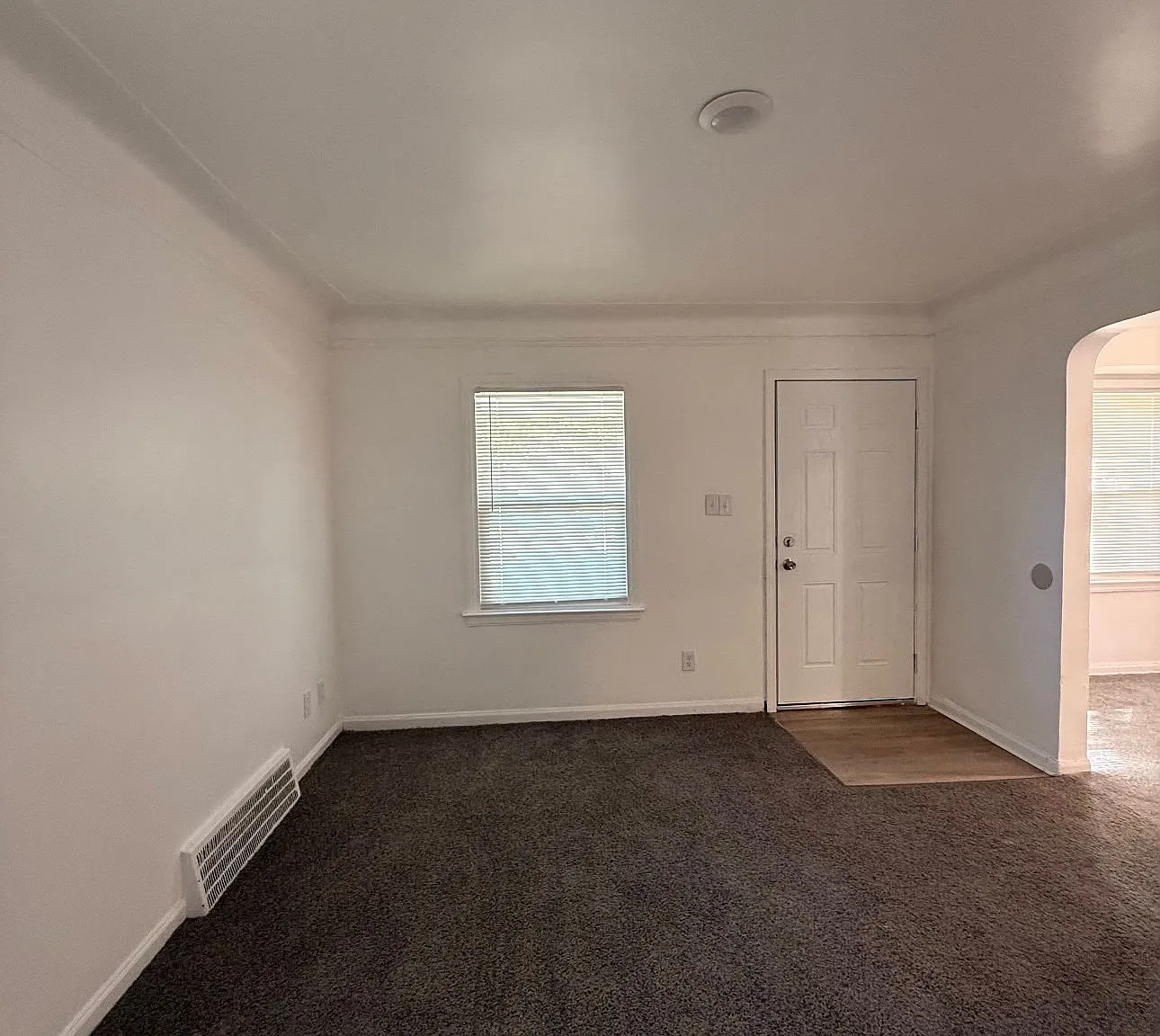 3 bed, 1000 sqft, $1,300 — Photo 2