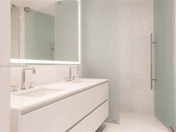 2nd image of 300 Biscayne Blvd #2105E