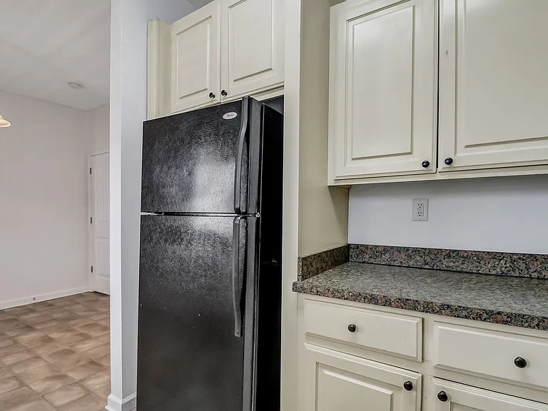 324 Laurel Oak Ln — Photo 13