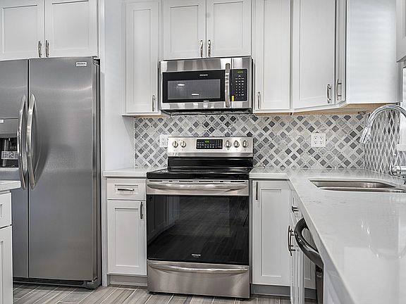 5th image of 2415 E Del Rio Dr
