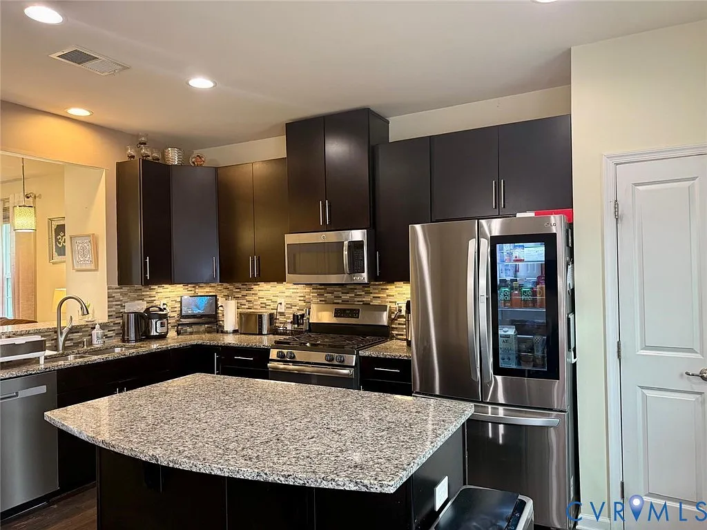 3 bed, 3.0 bath, 2220 sqft, $2,550 — Photo 3