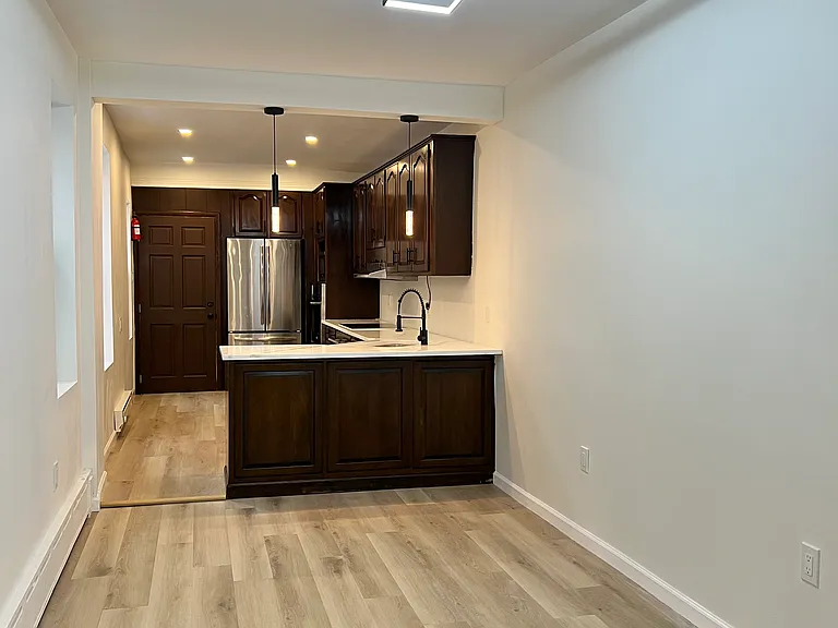 525 Perry St — Photo 9