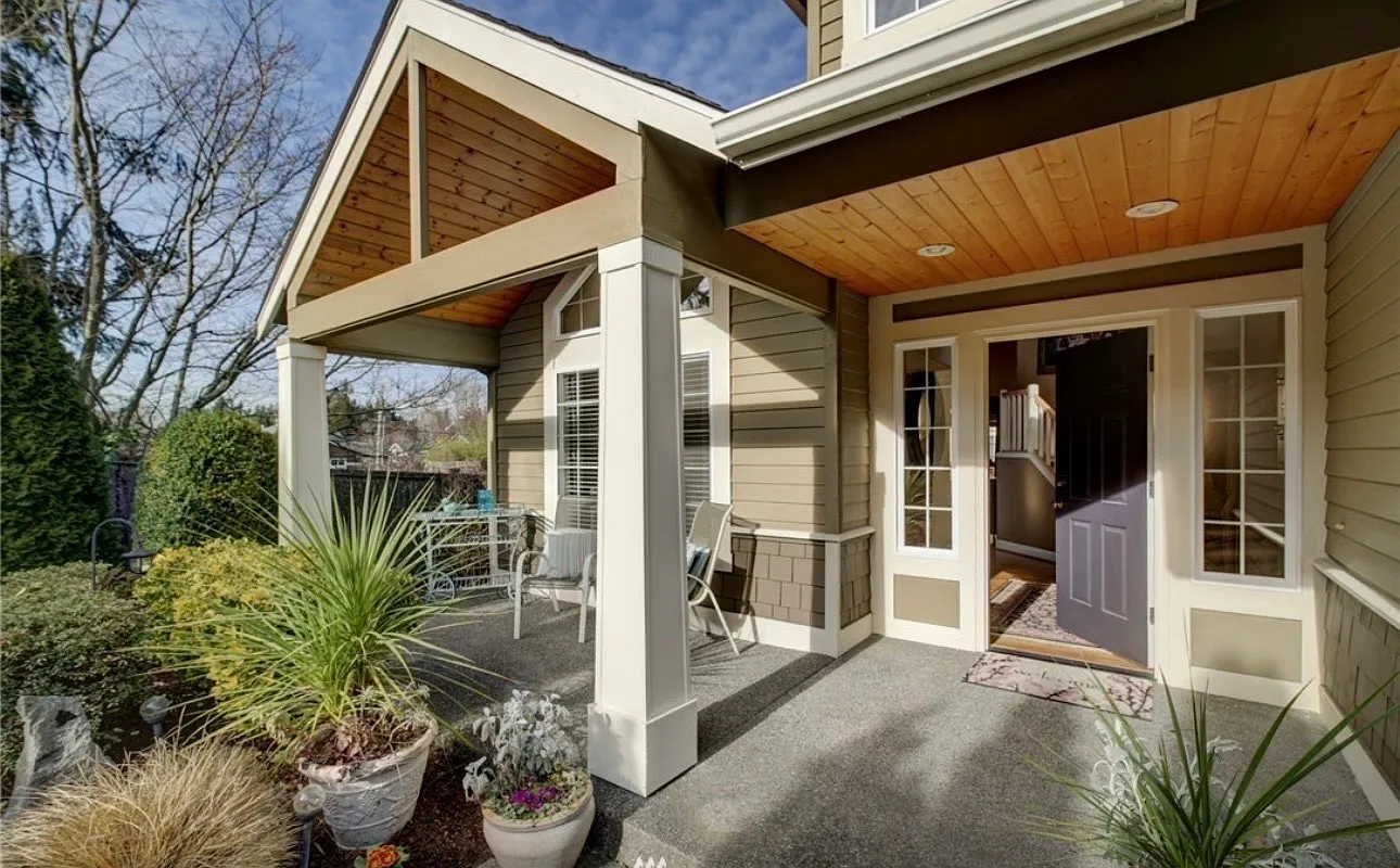 5 bed, 2.5 bath, 2860 sqft, $4,260 — Photo 2