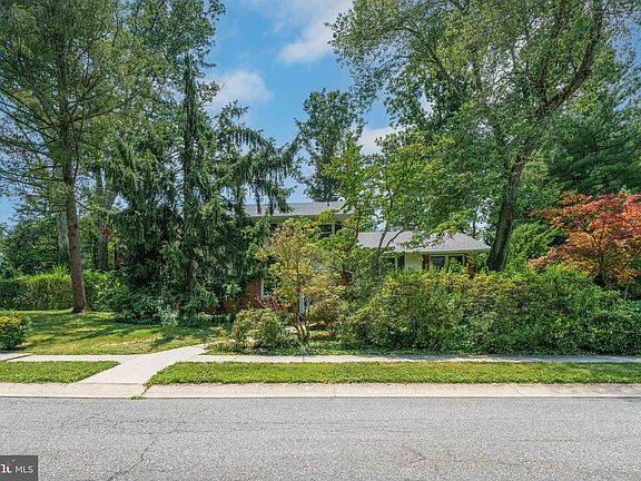 2nd image of 905 Baylor Dr