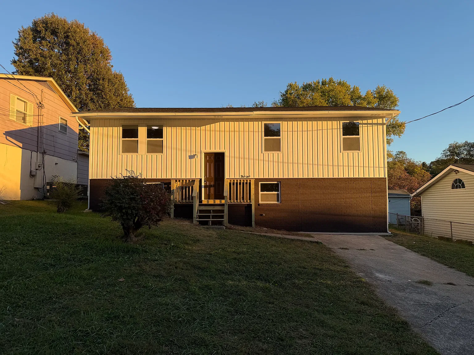 5 bed, $2,700 — Photo 1