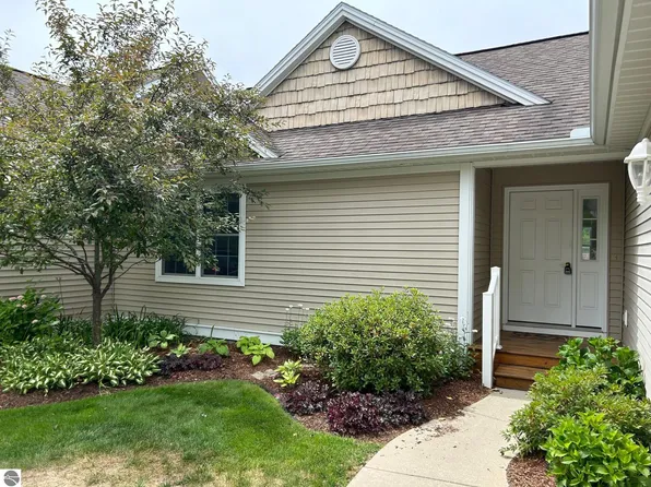 2822 E Crown Dr, Traverse City, MI 49685