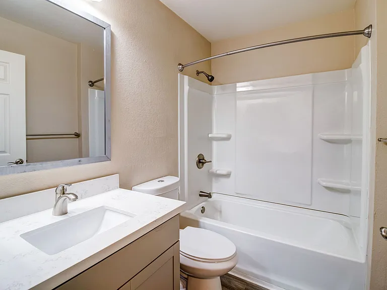 Round Hill Creek Apartments — Photo 9