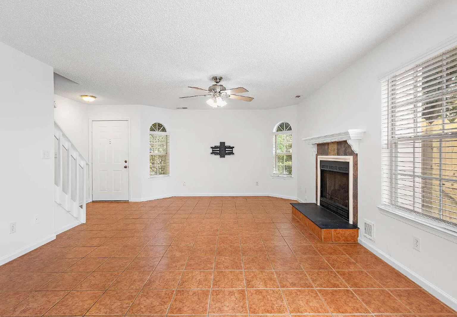 2 bed, 2.5 bath, 1300 sqft, $2,000 — Photo 4