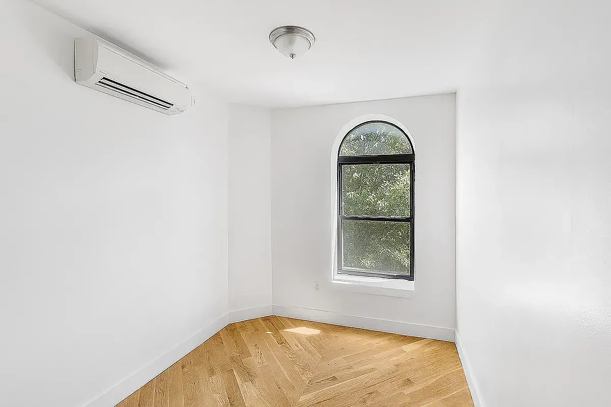 160 Stuyvesant Avenue — Photo 2