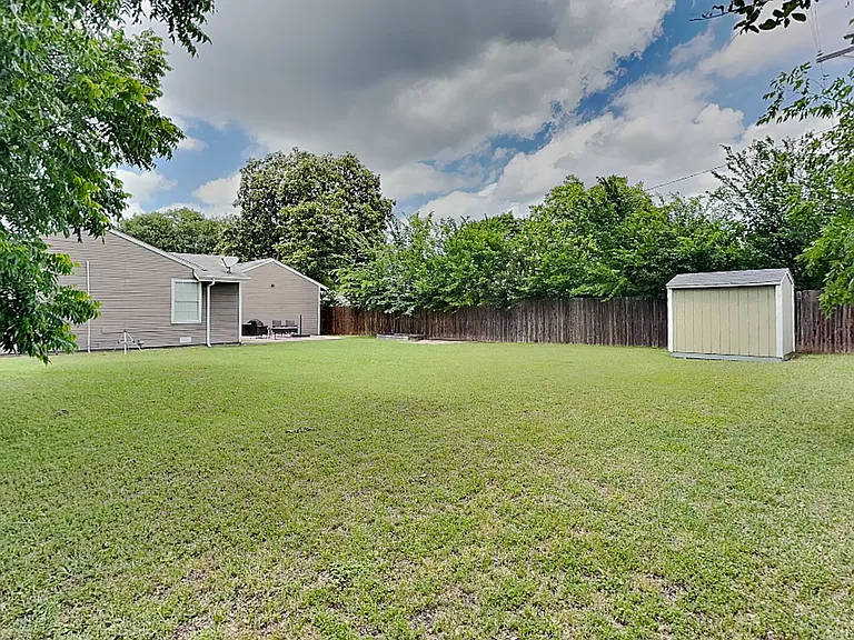 4705 Selkirk Dr — Photo 17