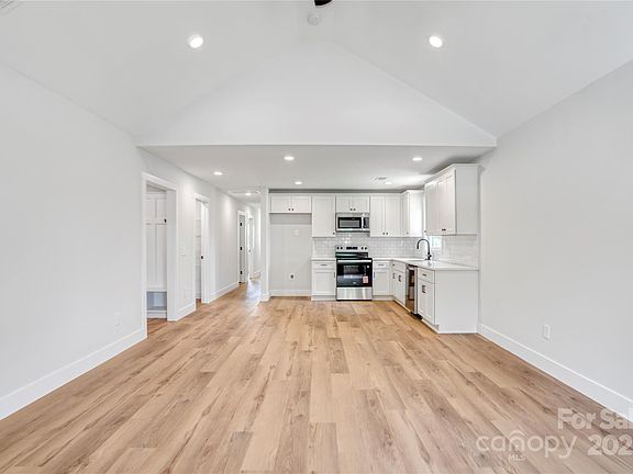 3rd image of 707 W Davidson Ave