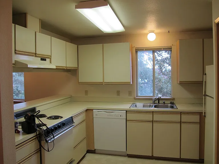 950 SE Ireland St — Photo 15