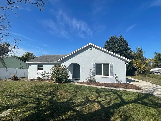 Spacious 3BR/2BA Deltona Rental with Screened Patio & Large Backyard — Photo 1