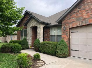 877 W Paddington Dr, Nixa, MO 65714
