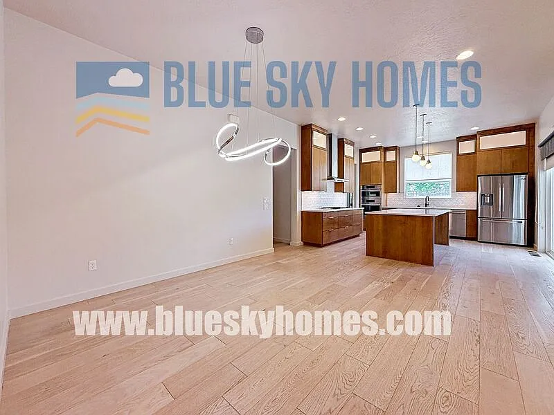 3 bed, 3.0 bath, 2400 sqft, $2,995 — Photo 3