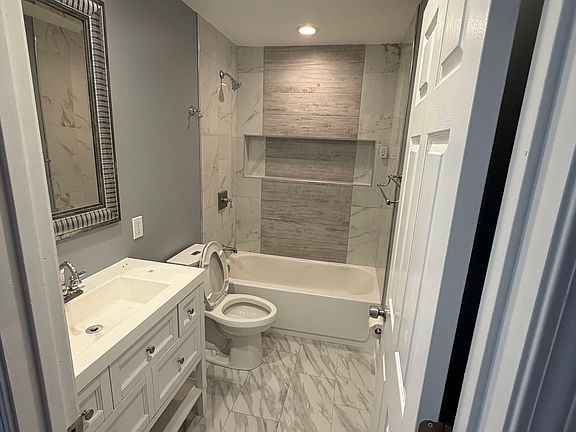 4th image of 2645 Chaucer Ave