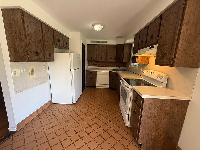 666 Middle Tpke E — Photo 8