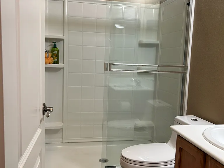 hallway bathroom across from the first bedroom