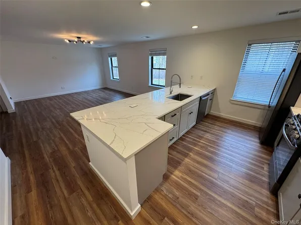 669 Sheafe Rd #111, Poughkeepsie, NY 12601