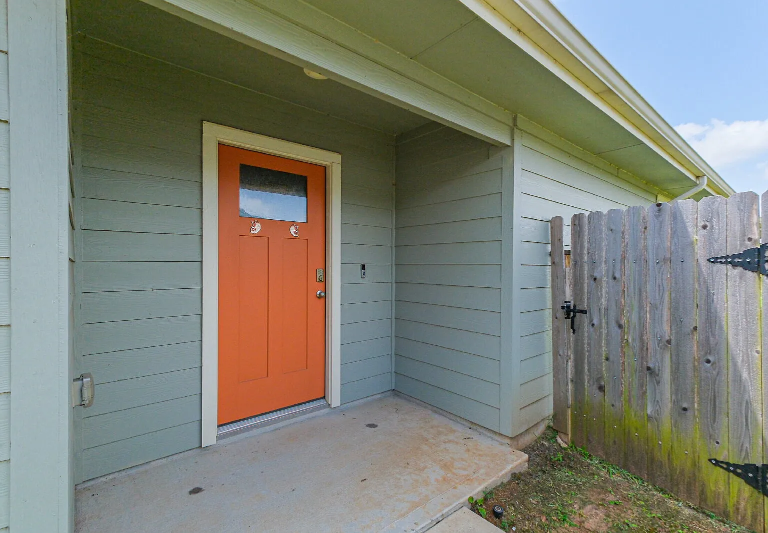 3 bed, 2.0 bath, 1655 sqft, $2,200 — Photo 2