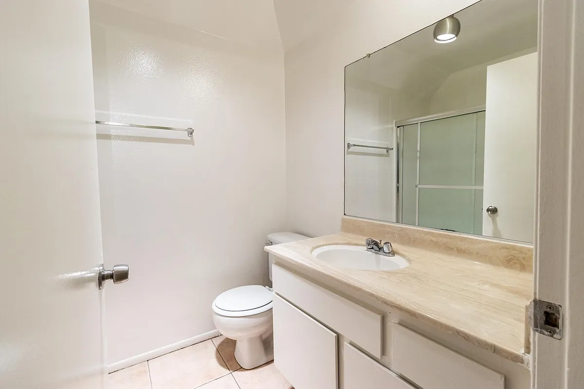 Building Photo - 10845 Camarillo St #105