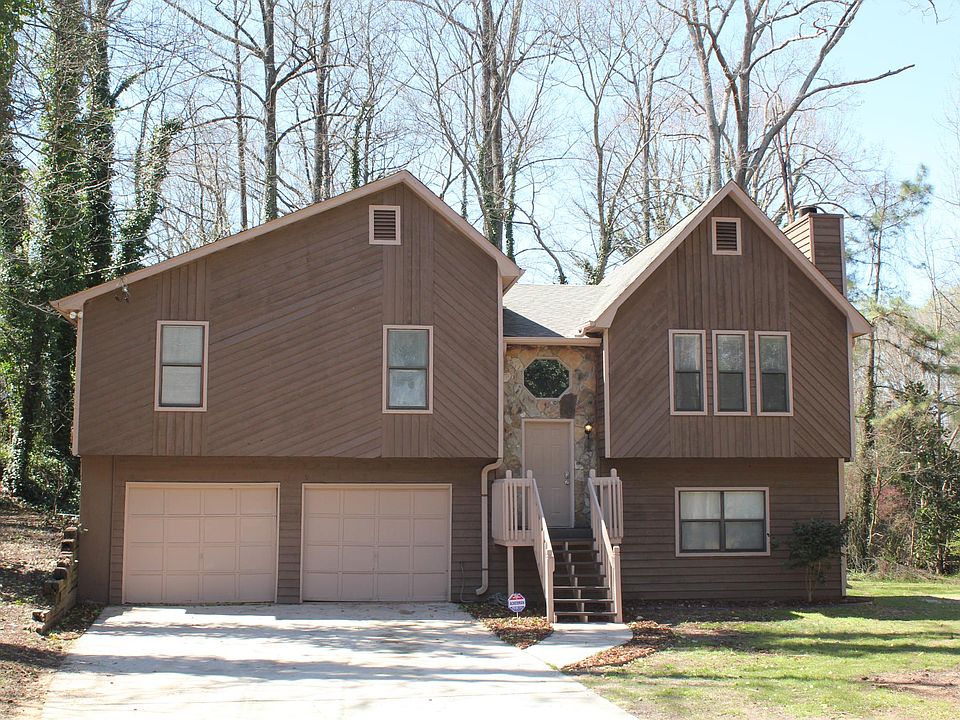 Austell near Six Flags in private neighborhood. Large lot with spacious driveway.