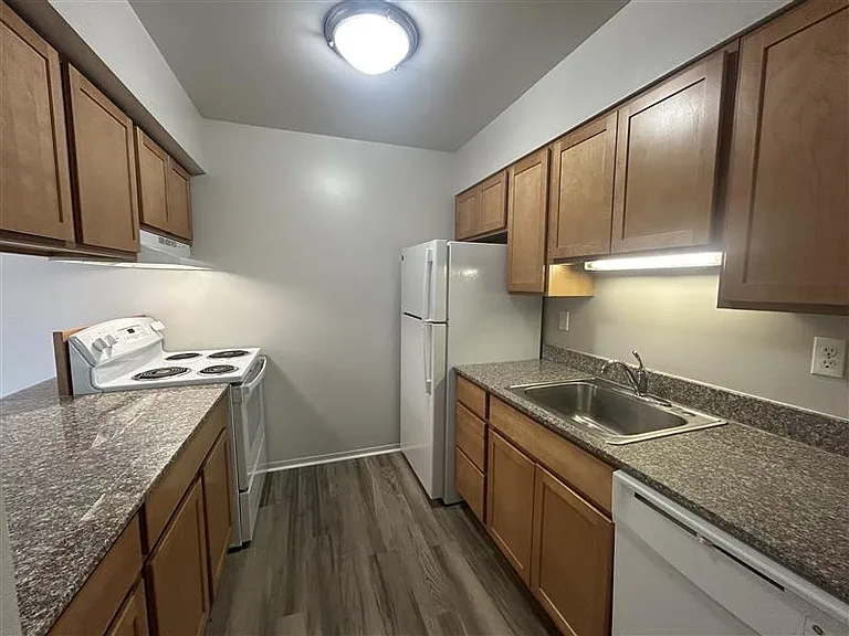 Woodland Villa Apartments — Photo 33