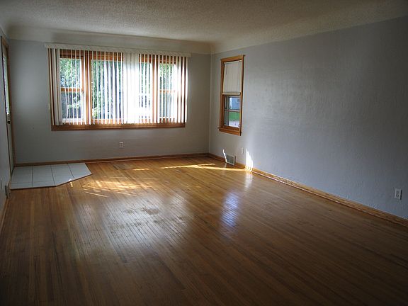 Hdwd floors in Living room