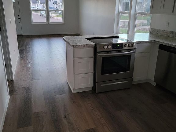 5th image of 604 Roundtree Blvd