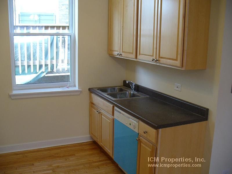 1st image of 857 857 W Cornelia Ave #1N