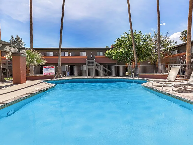 La Ventana Apartments — Photo 2
