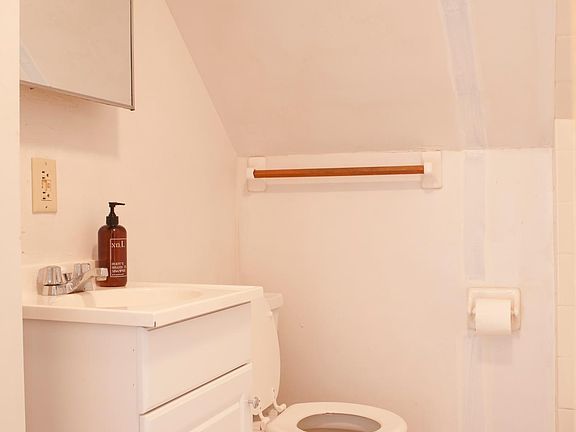 5th image of 329 Chittenden Ave #B