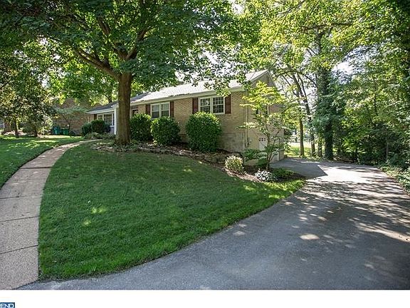 3rd image of 202 Woodland Dr