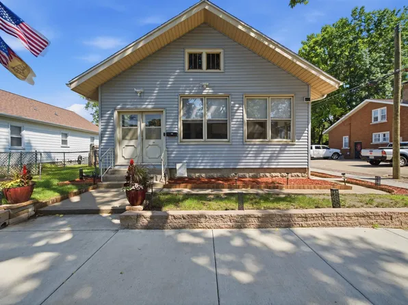 606 S 10th St, Pekin, IL 61554