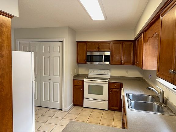 3rd image of 260 Sandalwood Cir