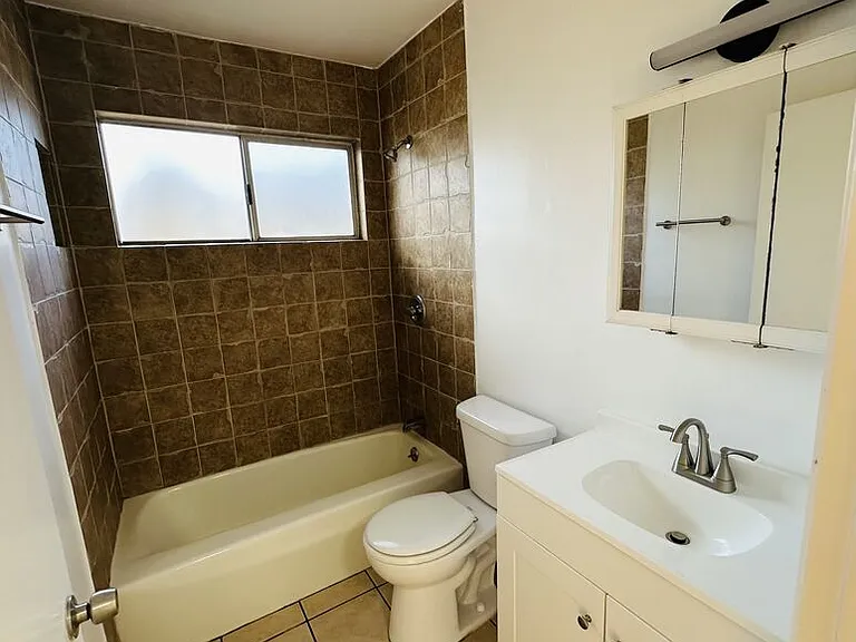 1646 Franklin St #B — Photo 11